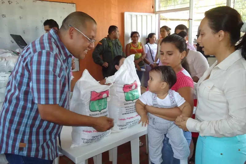 A la población vulnerable del municipio de Arauca la alcaldía hizo entrega de paquetes nutricionales.